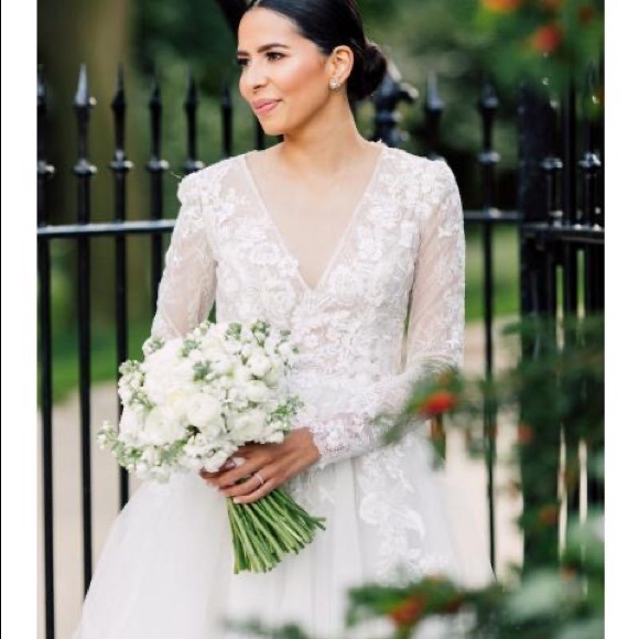 Monique Lhuillier Wedding Dress - Picture 2 of 7